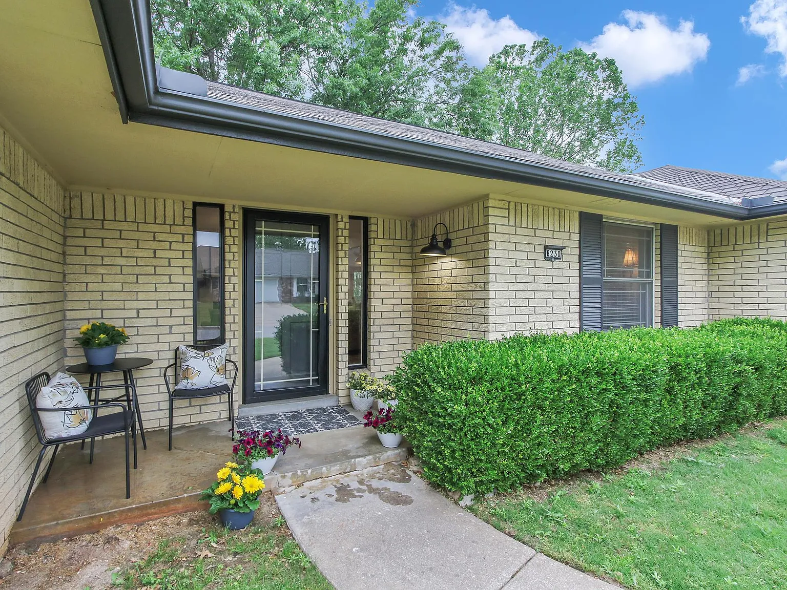 3 bed, 2.5 bath, 1950 sqft, $4,800 — Photo 2