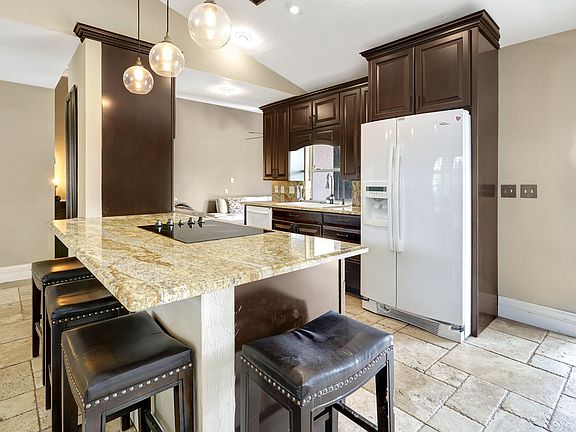 3rd image of 1561 Honeysuckle Ave
