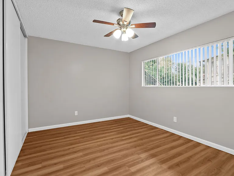 Suzanne Apartments — Photo 10
