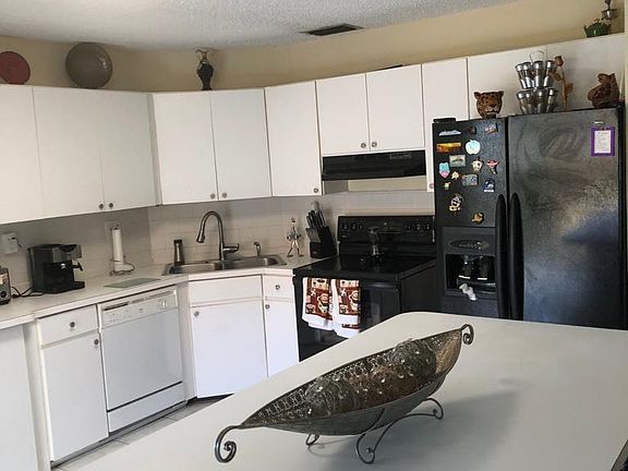 Kitchen with big counter