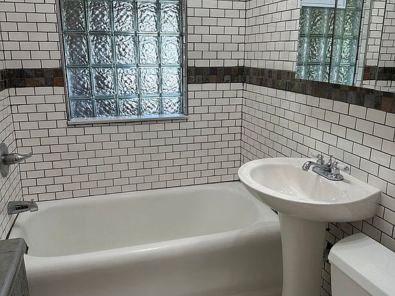 5th image of 165 E Hazelhurst St APT 3