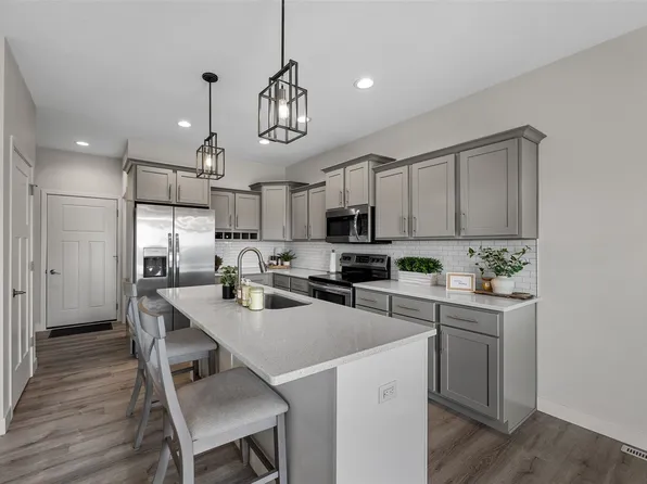 2411 Bluegrass St, Marion, IA 52302