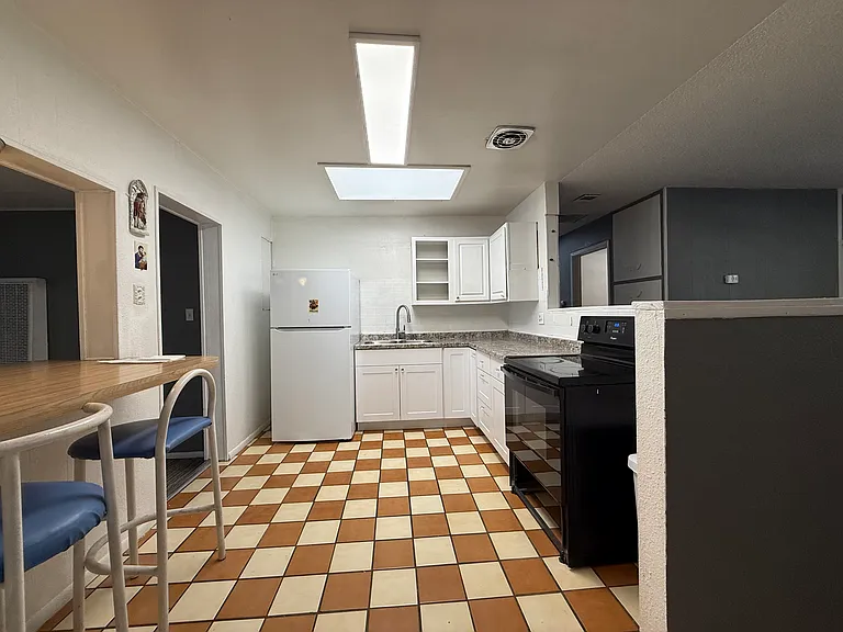 1325 San Clemente Ave NW — Photo 5