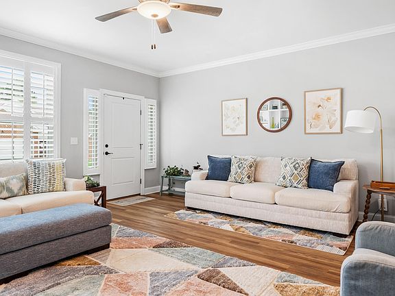 3rd image of 1421 Niki Way NE
