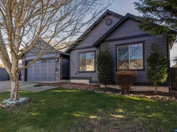 612 N 6th St, Carlton, OR 97111