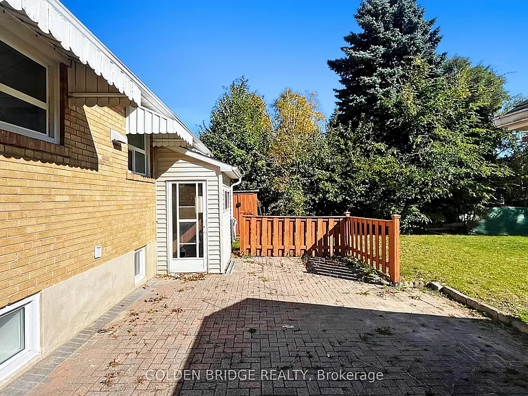 438 Centre St E — Photo 32