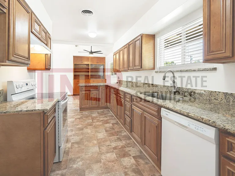 3413 Windsor Dr — Photo 3