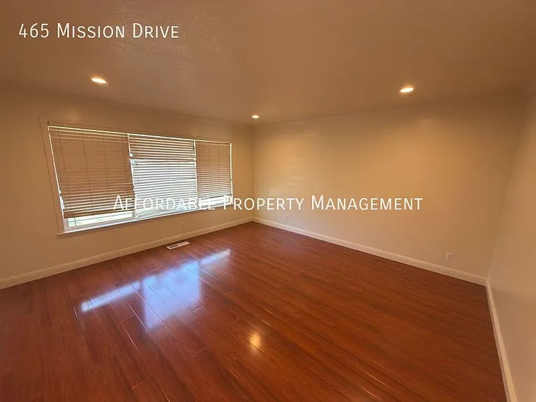 465 Mission Dr — Photo 2