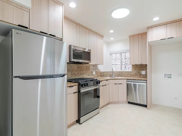 323 N Louise St #A — Photo 6