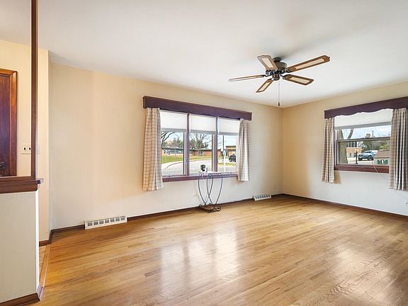 5th image of 4901 Carol Ct