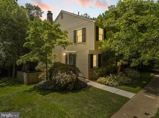 8318 Uxbridge Ct, Springfield, VA 22151