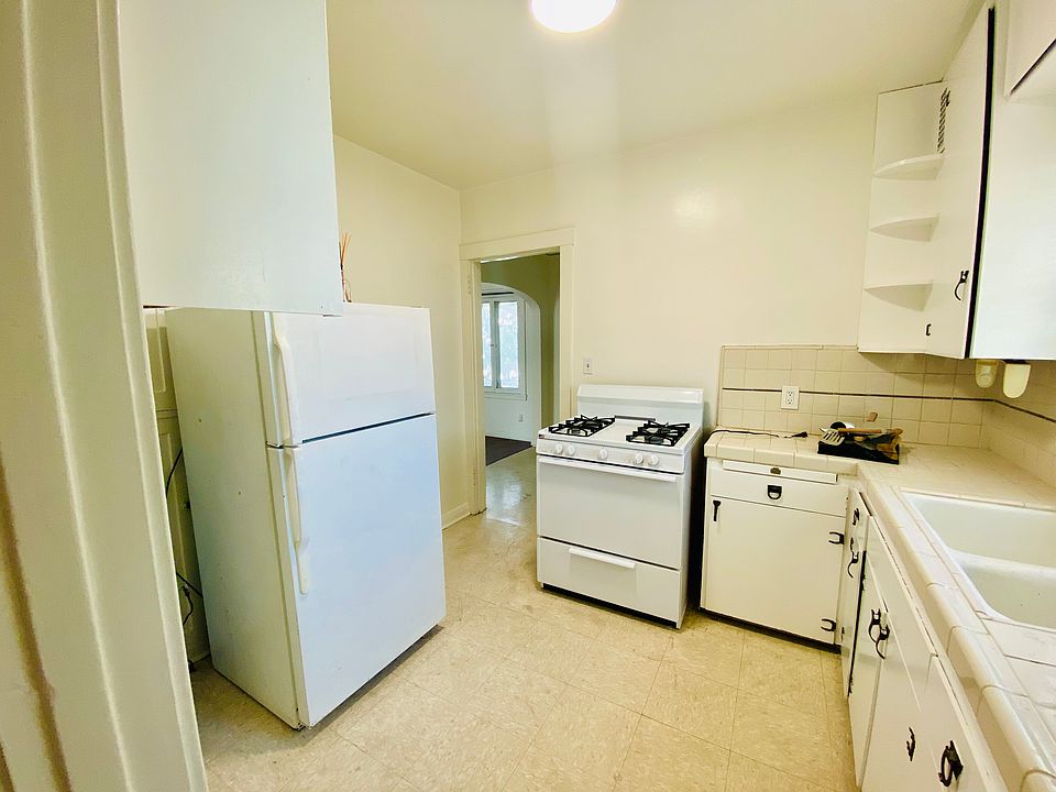 2nd image of 439 N Catalina Ave