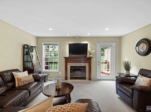 4th image of 896 Somerset Ct