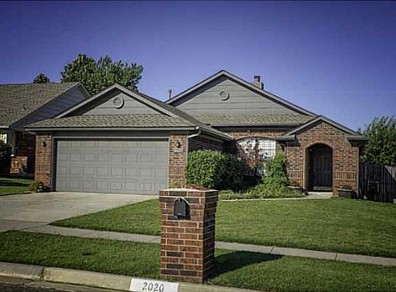 3rd image of 2020 E Cloverdale Ln