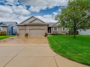 8914 N Ridgewood Ct, Valley Center, KS 67147