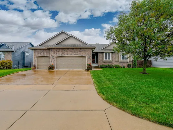 8914 N Ridgewood Ct, Valley Center, KS 67147