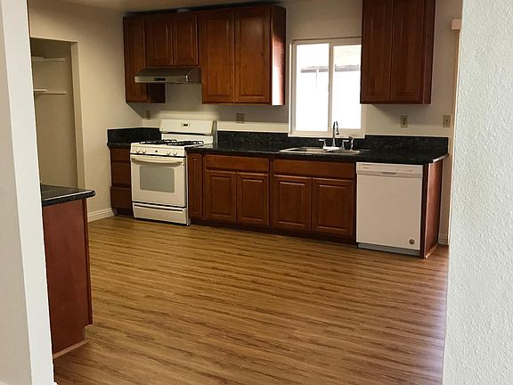 5th image of 3050 E Walnut St