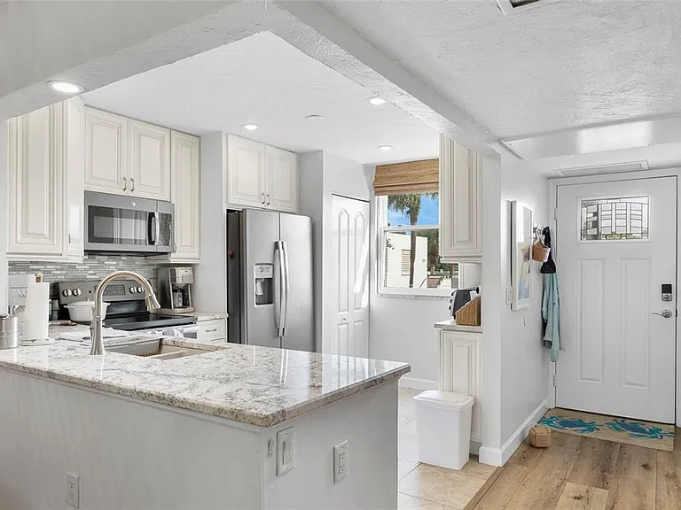 440 Palm Tree Dr — Photo 7