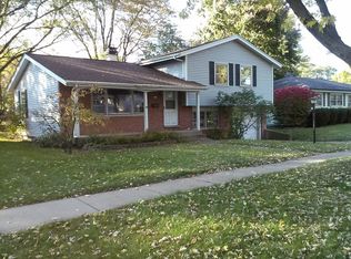 1354 Blackhawk Dr, Elgin, IL 60120