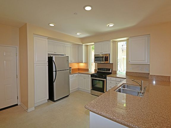 4th image of 610 Asbury St