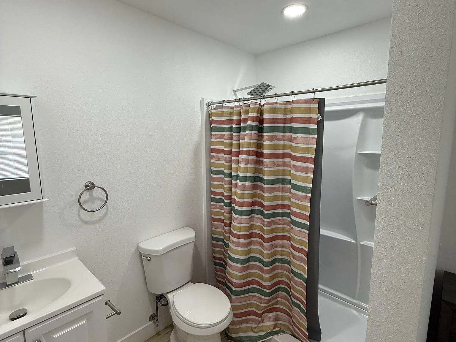 4 bed, 9.0 bath, 2300 sqft, $949 — Photo 2