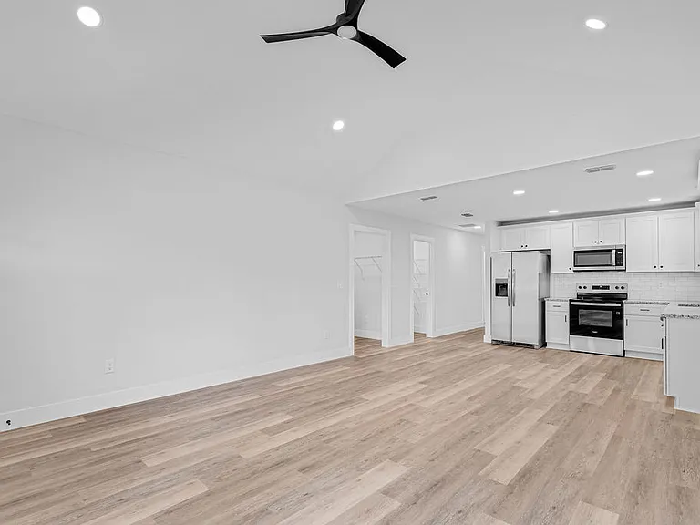 402 Roberts Aly — Photo 19