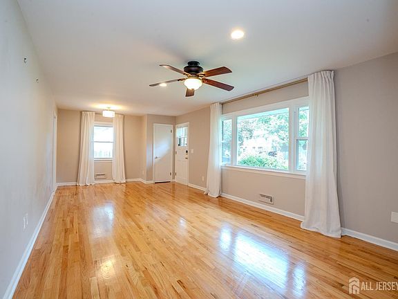 3rd image of 113 Spring Crest Dr