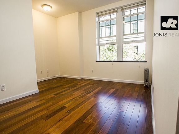 3rd image of 172 Waverly Pl #3AN