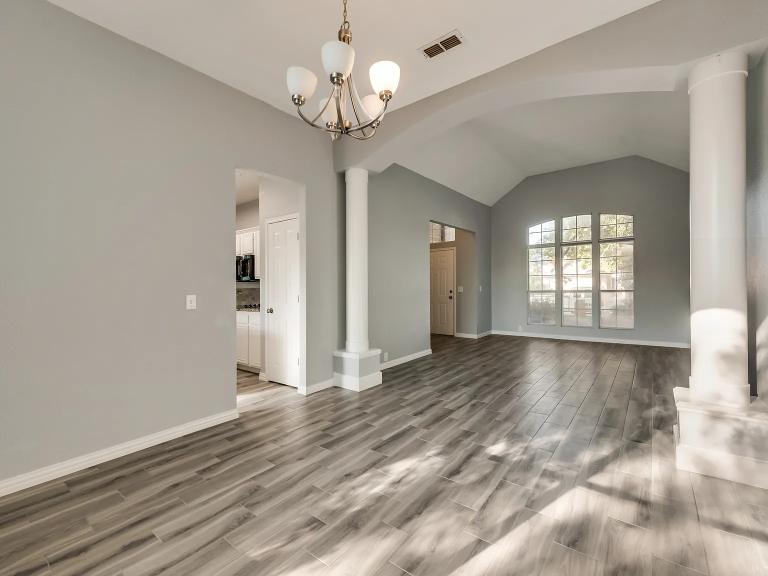 4 bed, 2049 sqft, $2,600 — Photo 2