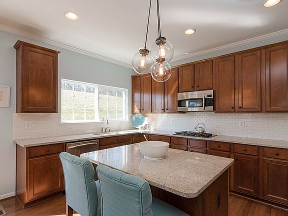 4th image of 139 Carriage Hill Dr
