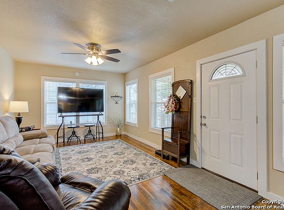 4th image of 802 W Norwood Ct