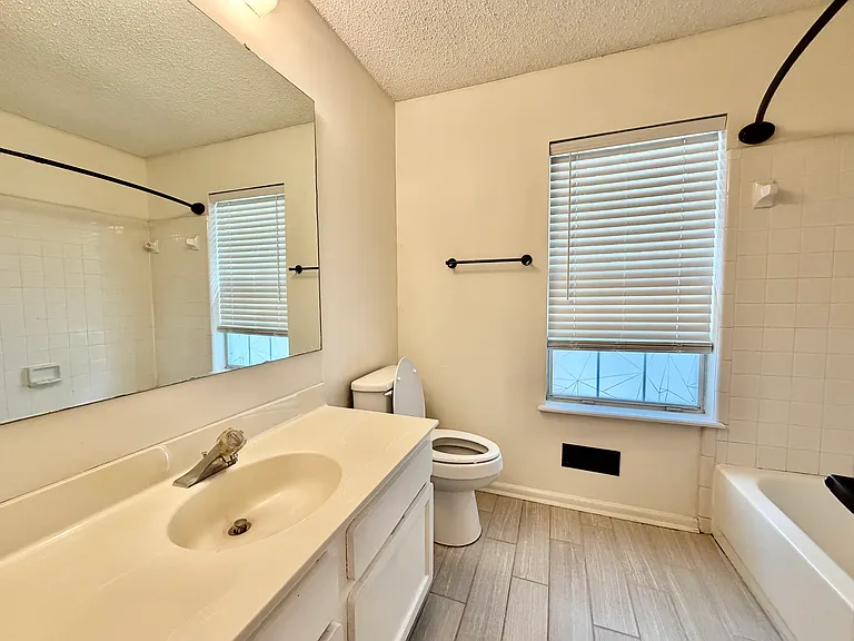11809 Lansbury Ct — Photo 20