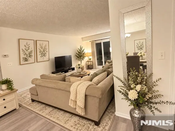 1 Iron Forge Square #20, Pompton Lakes, NJ 07442
