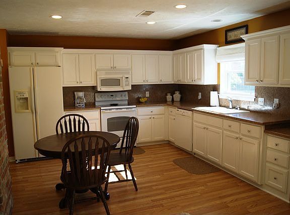 3rd image of 741 Oakland Dr