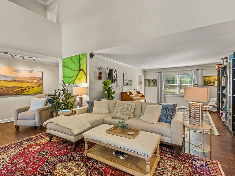 223 Ivy Cir — Photo 4