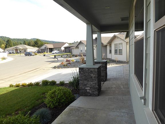 3rd image of 765 Hilltop Dr