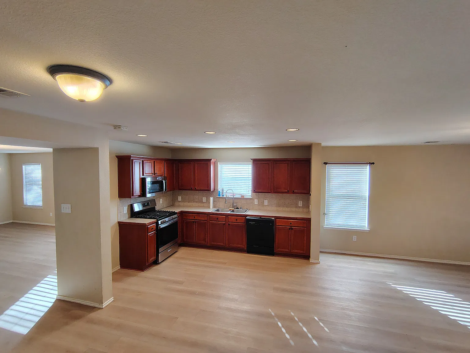 3 bed, 1793 sqft, $2,400 — Photo 4