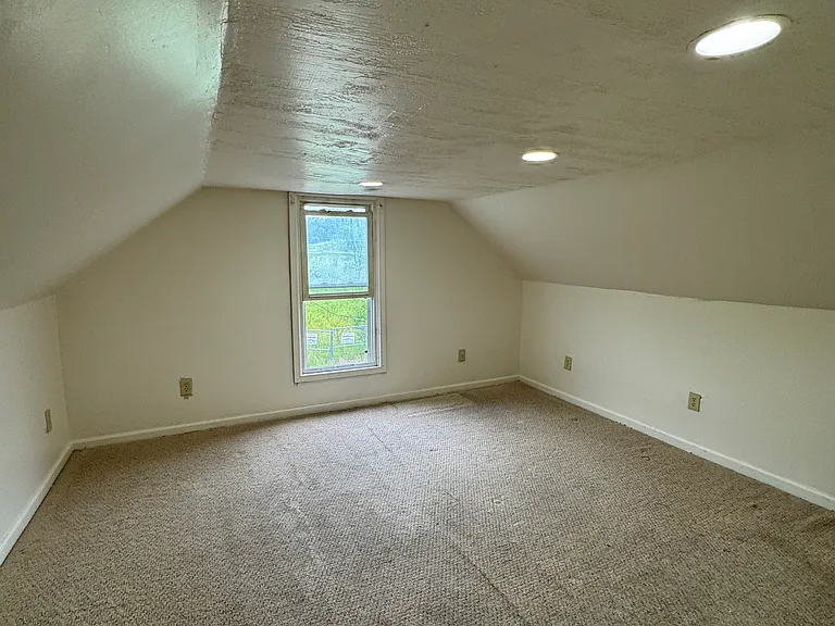 1096 Benjamin Ave — Photo 8