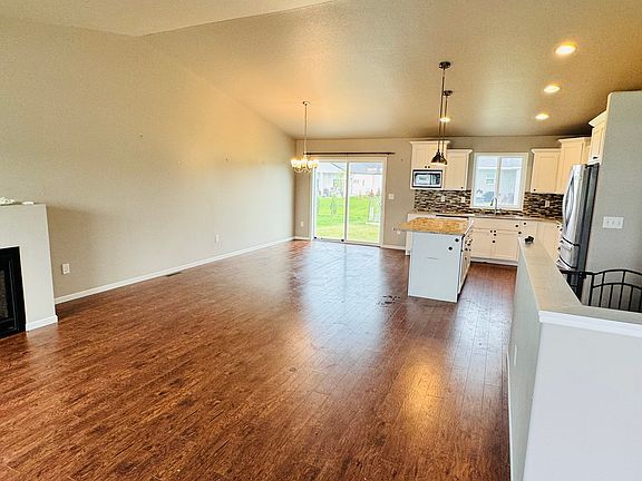 4th image of 1165 Brooks Dr W