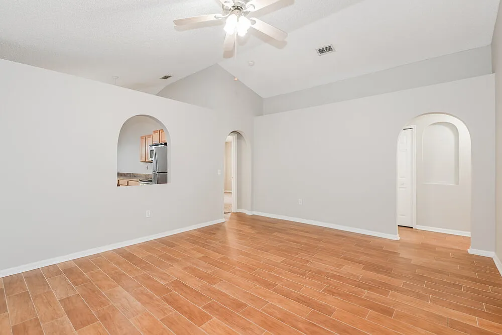 3 bed, 2.0 bath, 1294 sqft, $1,675 — Photo 3