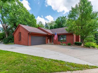 1801 Harris Highland Dr, Waukesha, WI 53188