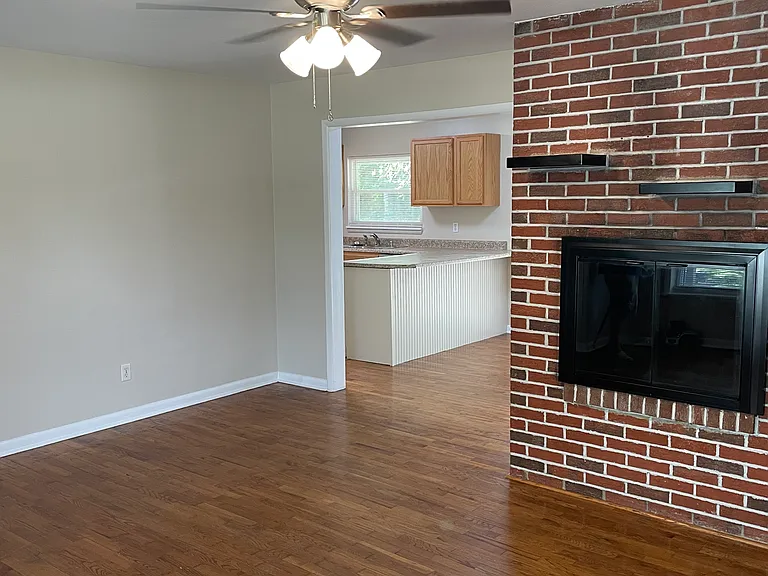 201 Markham Dr — Photo 3