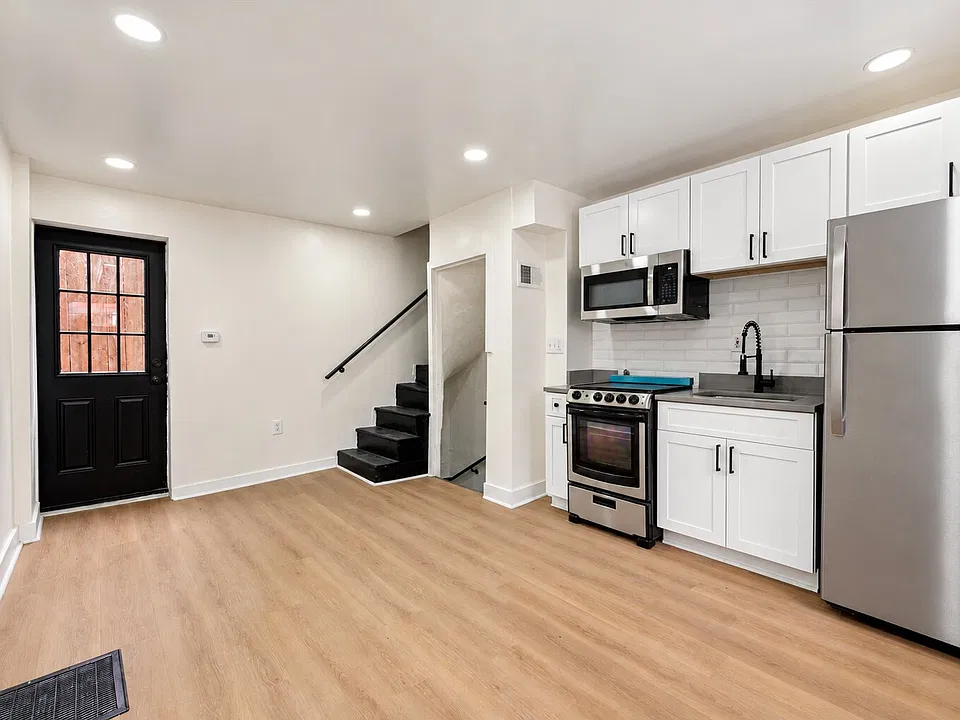 109 W Thompson St