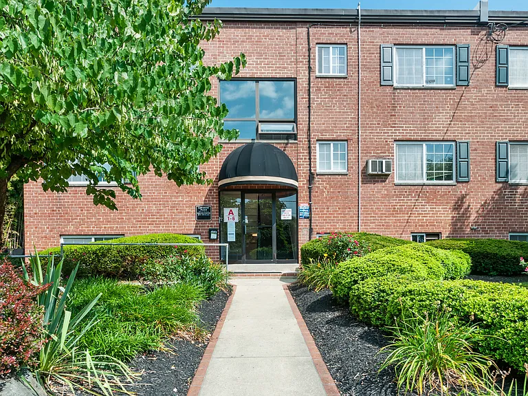 Coventry Place Apartments — Photo 17