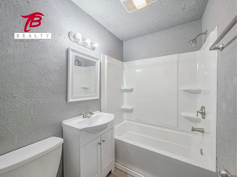 2320 NE 20th St — Photo 16