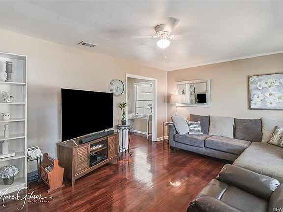 2nd image of 3260 Murphy St