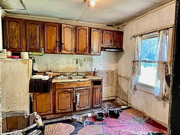 3rd image of 410 Graham St