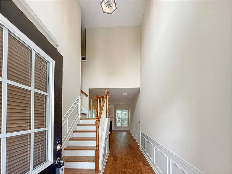 2380 Fairlie Dr — Photo 2