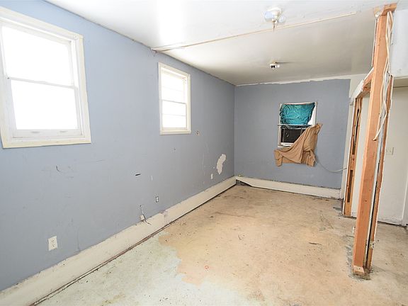 4th image of 2501 N Maplewood Ave