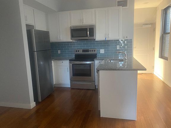 2nd image of 17 E 15th St